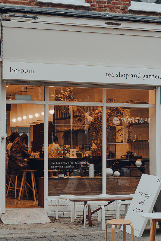 英国伦敦Clerkenwell埃克斯茅斯市场的be-oom茶馆和花园立面。