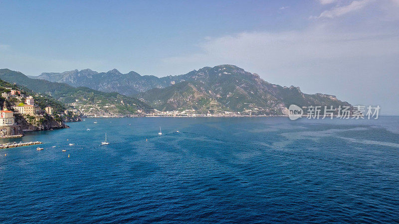 欧洲。意大利。阿马尔菲海岸线全景鸟瞰图从移动无人机，坎帕尼亚-意大利。