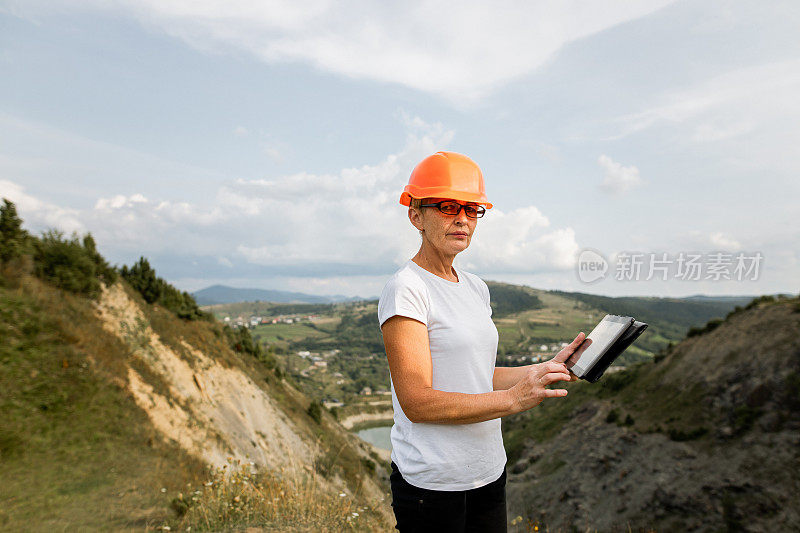 高级女工程师建筑师用平板电脑工作