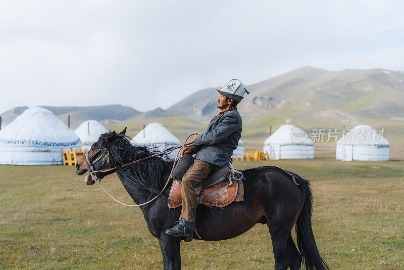 帐篷附近骑马的老人的肖像