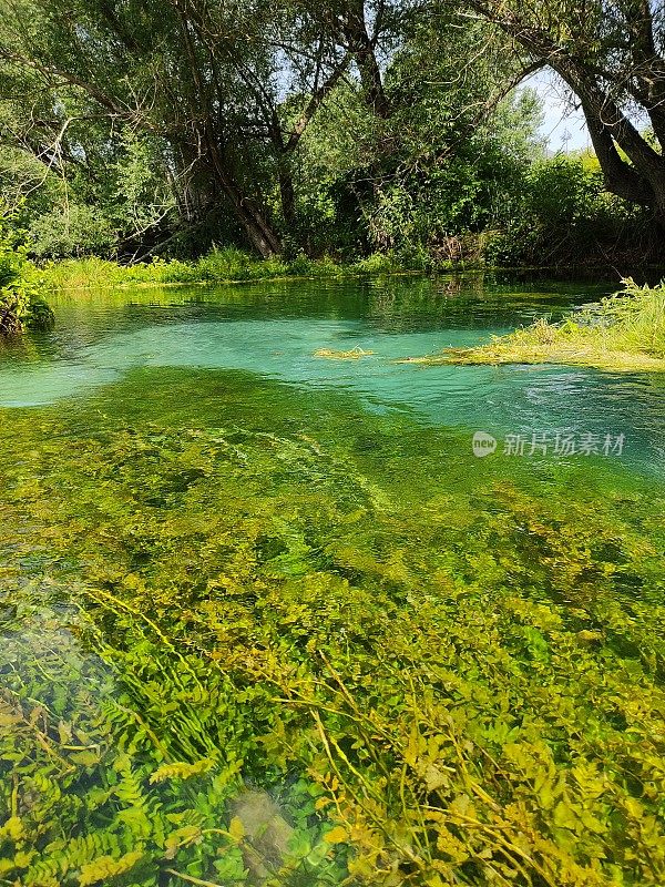 阿布鲁佐的蒂里诺河清澈的绿色河水