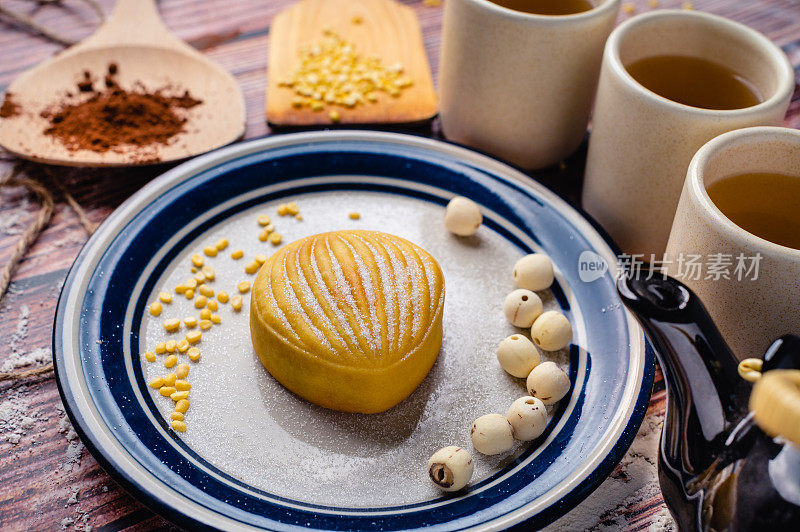 高角度看亚洲中国节日传统食品红雪皮月饼下午茶中秋节甜点