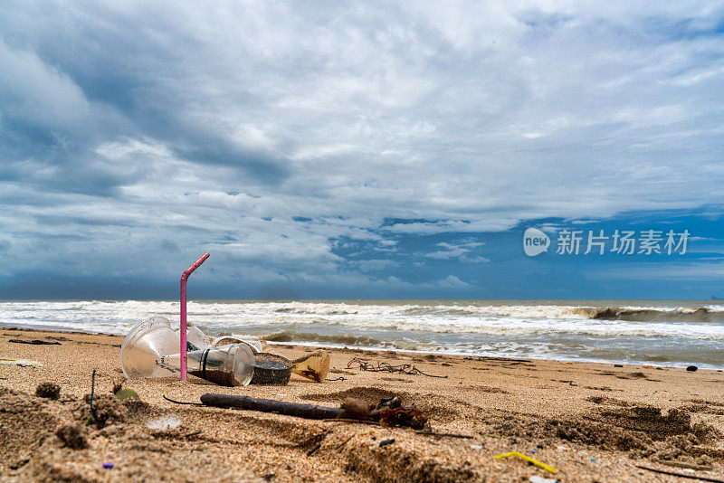 泰国热带海滩上丢弃的一次性塑料污染