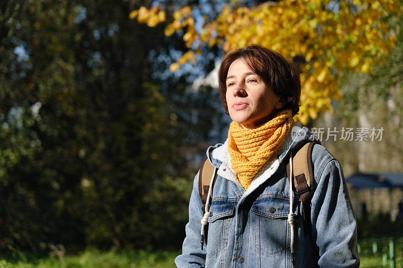 秋天小镇街道上成熟女人的肖像