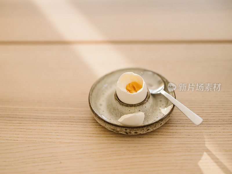 鸡蛋杯早餐简单的照片