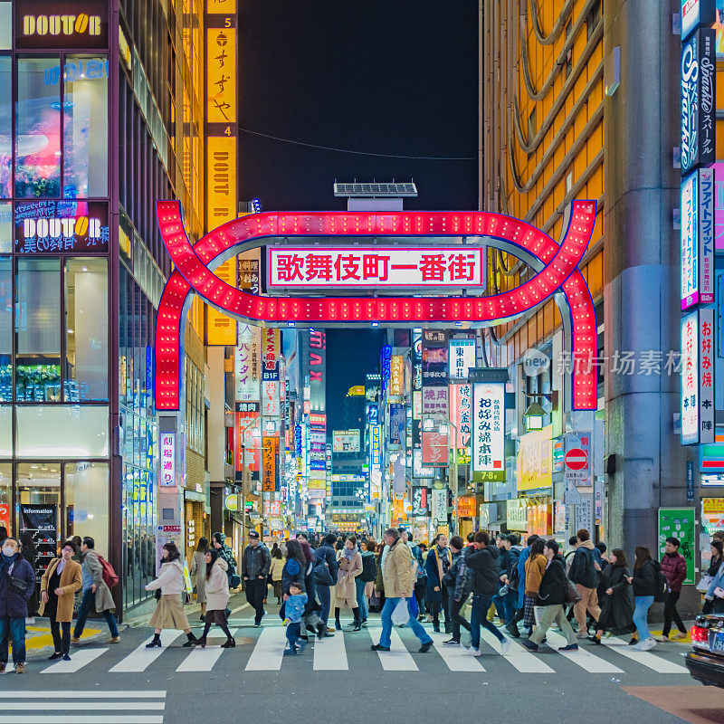 日本东京新宿歌舞伎厅入口，日本新宿歌舞伎厅，人群，街道，夜生活