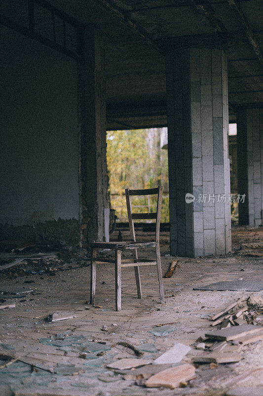 乌克兰，切尔诺贝利，普里皮亚季，废弃的官方建筑内的木椅