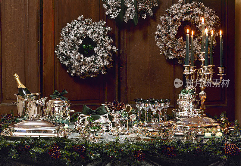 圣诞餐桌，银盘与装饰木墙