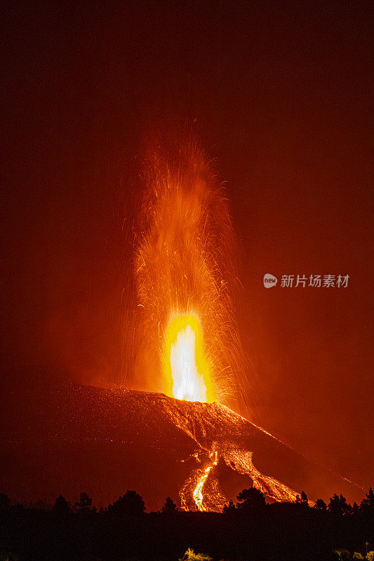 康伯利维亚火山在地震期间爆发。火山锥和火山炸弹正赶往黎明山。