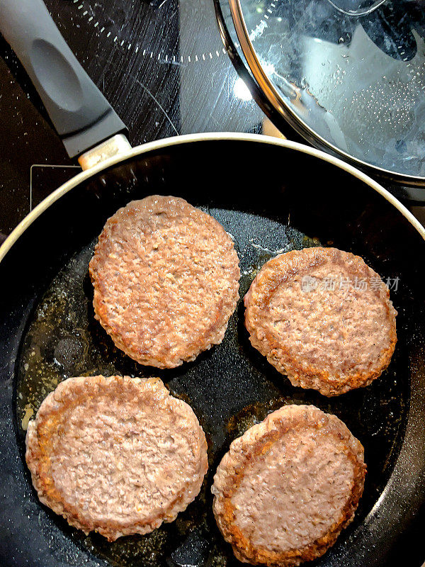 在平底锅里煎的汉堡肉。