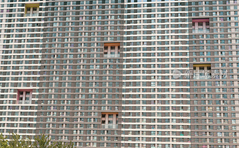 具有密集窗户的现代高层住宅建筑