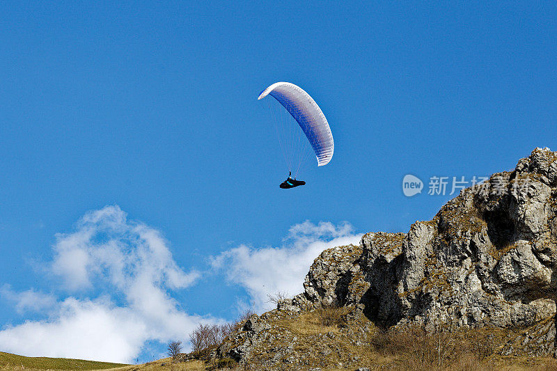 滑翔伞在天空