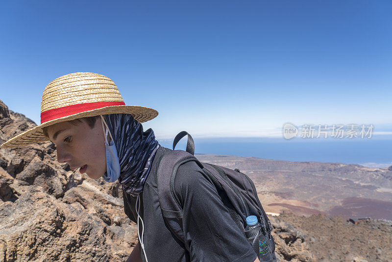 一个小男孩在泰德山顶徒步旅行