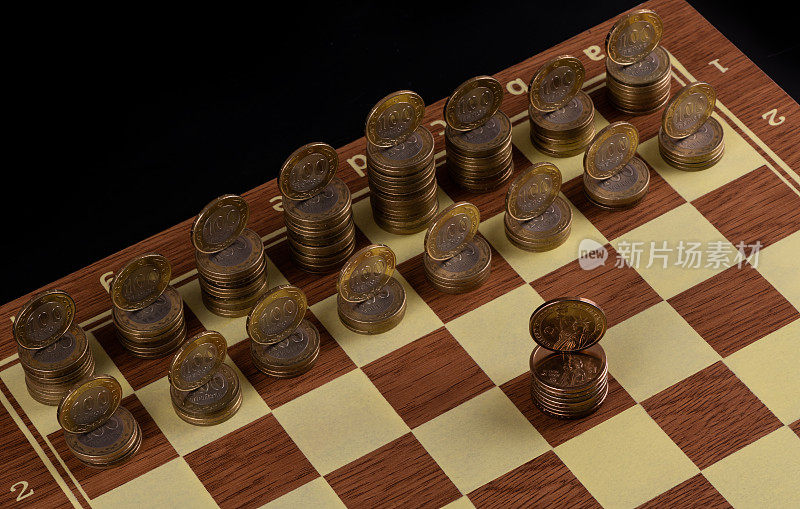 一美元面值的美国硬币和100坚戈面值的哈萨克硬币，棋盘上的棋子形式