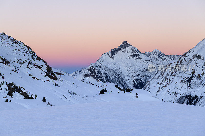 日落后莱赫滑雪场的风景