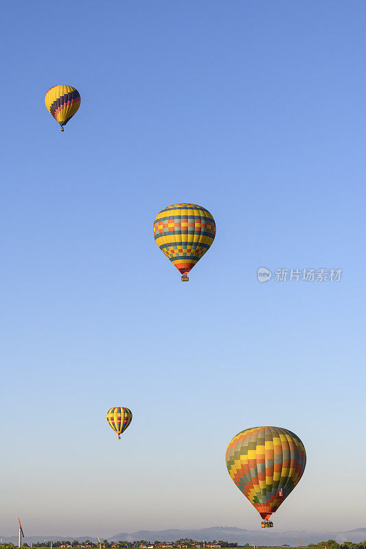 加州蒂梅丘拉谷酒乡上空的热气球