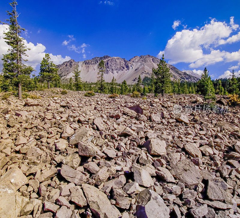 混沌岩是加州拉森火山国家公园最年轻的熔岩圆顶群。它们在1100到1000年前形成了6个英安岩圆顶。喀斯喀特山脉。一块石头雪崩。