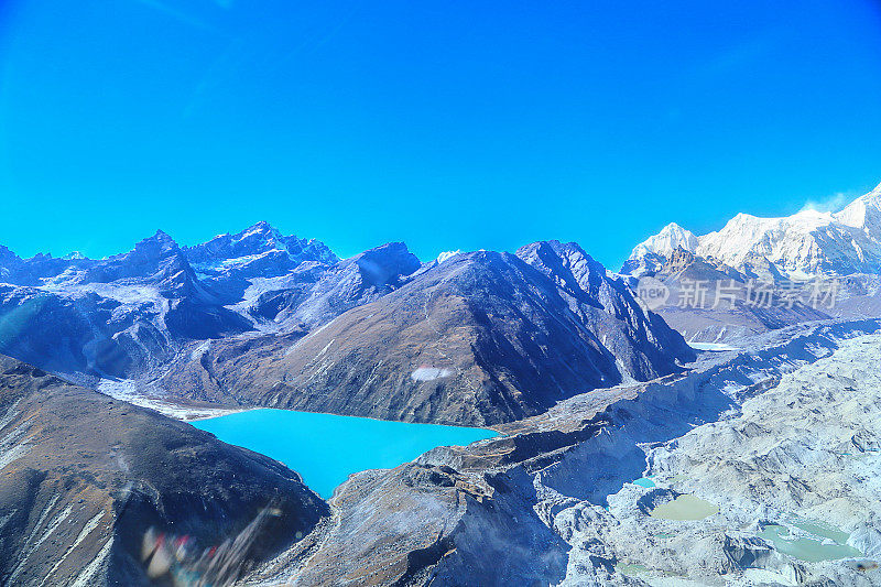 从直升机上可以看到珠穆朗玛峰附近的绿色湖泊和山脉。