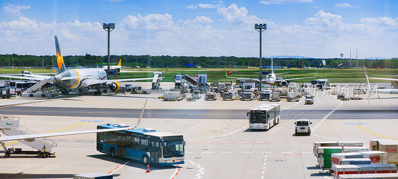 2018年6月17日，德国法兰克福。现代客机停在候机楼门口机场停机坪与近飞机零件喷气发动机机翼窗户齿轮拖车中午