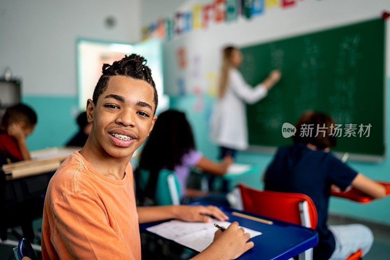 一个男孩在教室里学习的肖像