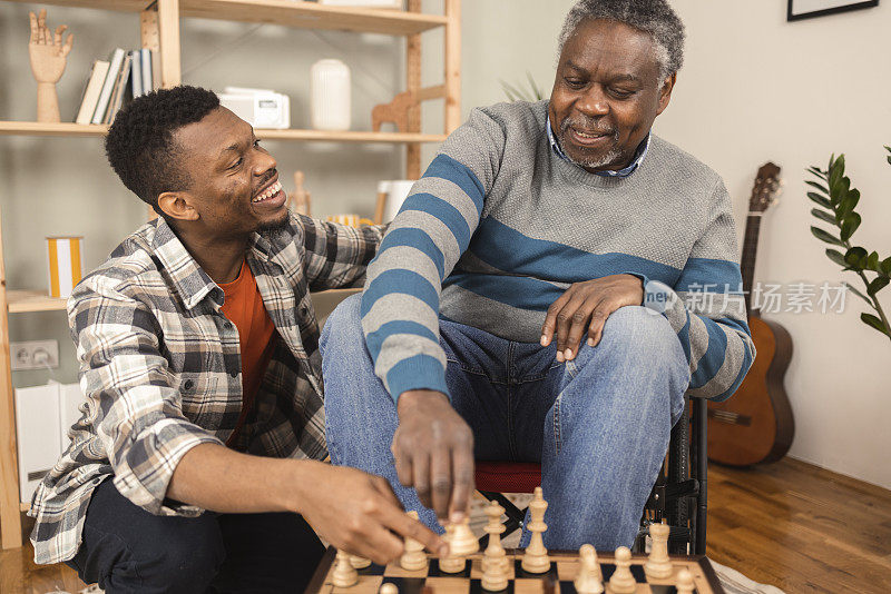 一个年轻的非洲裔美国人去看望他的父亲，和他一起下棋