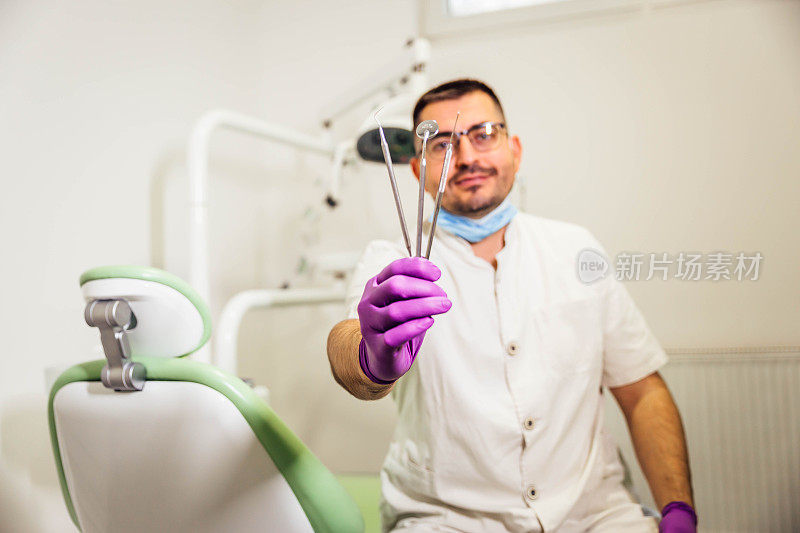 配备牙科设备的牙医