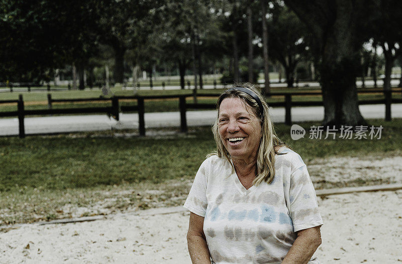 快乐的老年真实的女人在户外的偷拍肖像