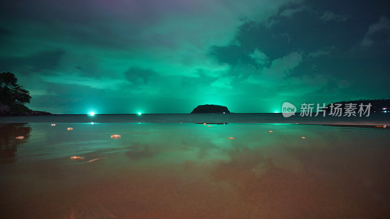 岛上天空异常的绿色照明
