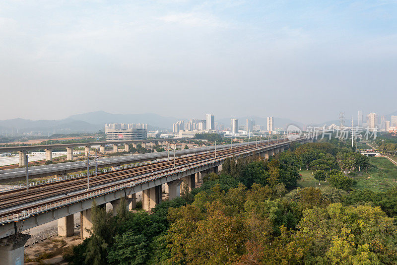 雾霾天气下的城市高铁公路