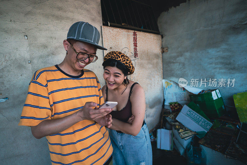 在亚洲，一对台湾夫妇发现手机内容很有趣。