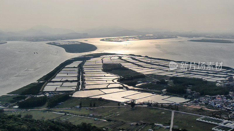 养殖场在远处的海边