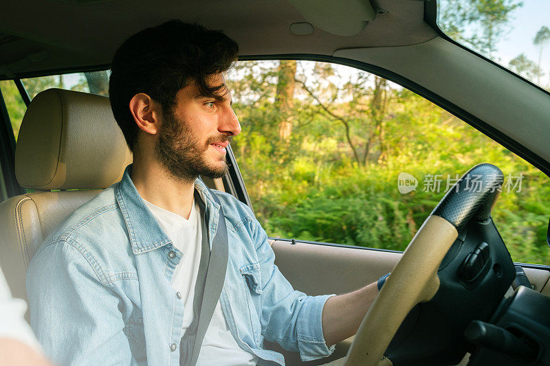 男子驾驶汽车在美丽的道路上旅行