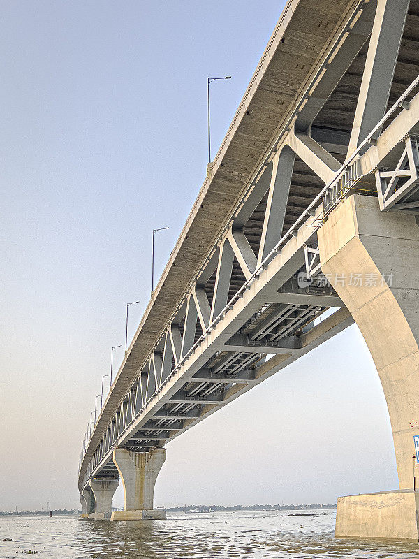 帕德玛桥低角度视图