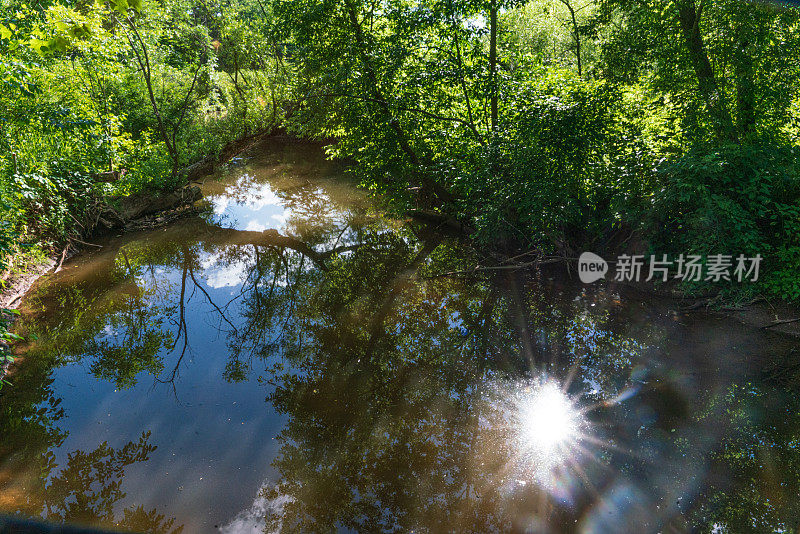 自然景观-溪流穿过亨德利山谷，阳光反射在水面上