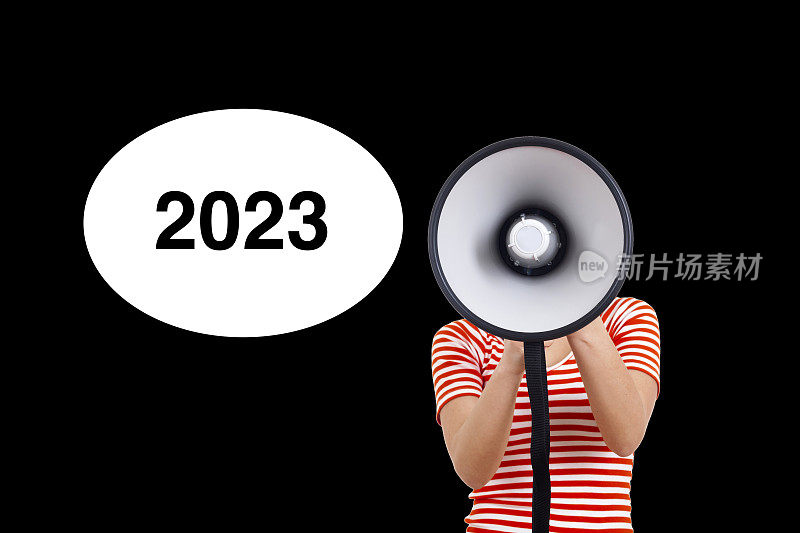 黑色背景的扩音器宣布2023年