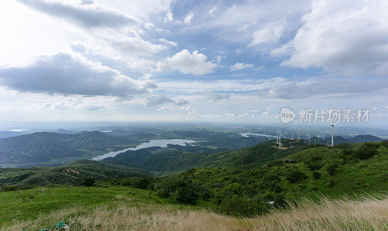 山上的风力发电场景