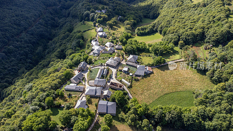 无人机拍摄的西班牙山村