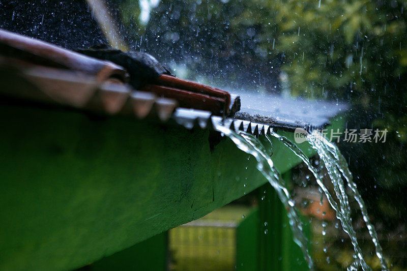 雨水在屋顶流动的特写