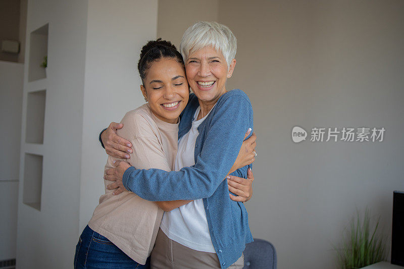 老年妇女与女儿共度美好时光