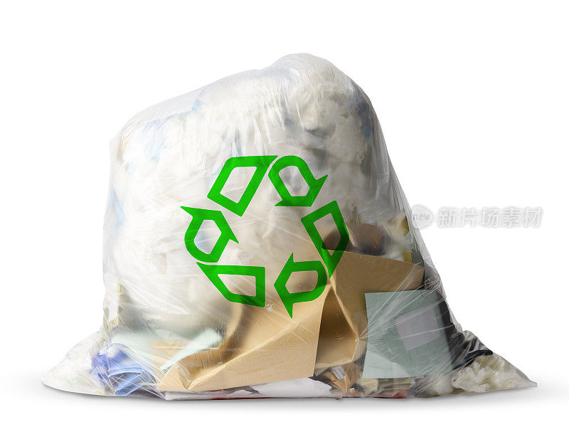 封闭半透明垃圾袋的孤立镜头与绿色回收标志在白色背景