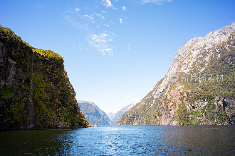 在新西兰米尔福德海峡巡航