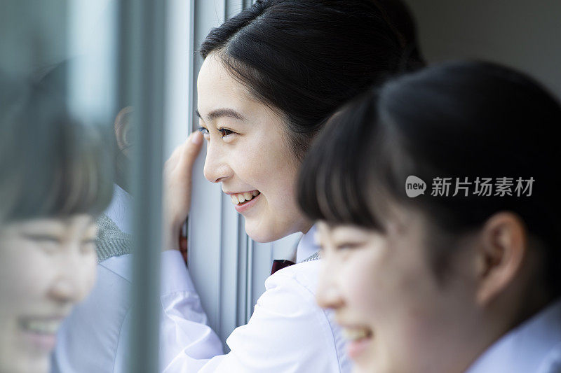 微笑的女学生望向教室窗外