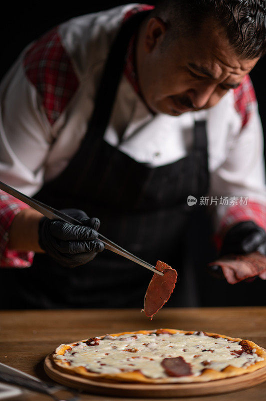 一位正在准备披萨的男厨师