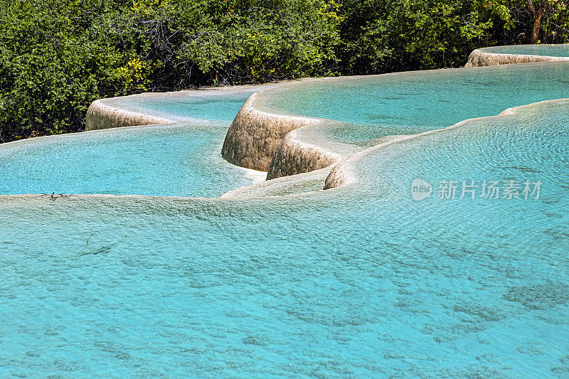 天然水池，清澈的绿松石色水