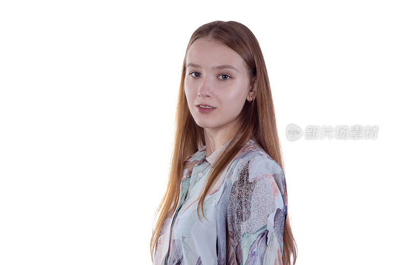 迷人的年轻女孩在一件蓝色衬衫站在对面的白色背景肖像照片