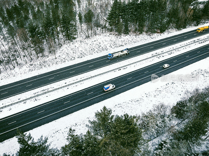 从上面看，高速公路穿过雪林景观