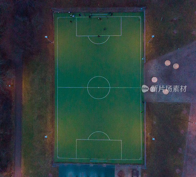 晚上公园里的足球场的鸟瞰图