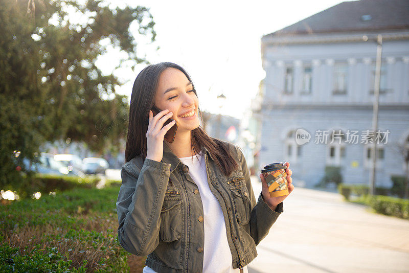 一名女游客正在打电话