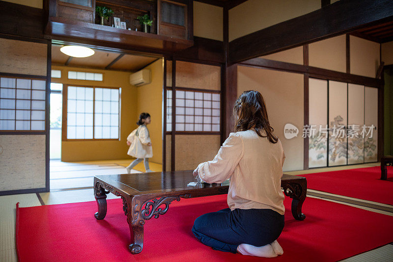 传统日式房子里的母亲和小女儿