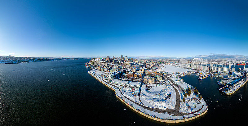 魁北克市和圣劳伦斯河在冬季日出时的鸟瞰图，加拿大魁北克